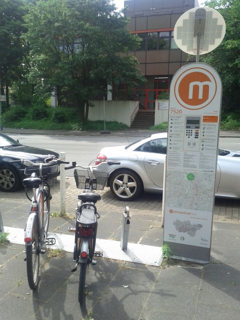 Doppelt nachhaltig - metropolradruhr-Station mit RFID-Kartenleses und Sonnensegel