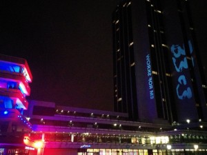 Der 33C3, das letzte Mal im HCC (links) in Hamburg, rechts das Logo projiziert an das Radisson-Hotel.